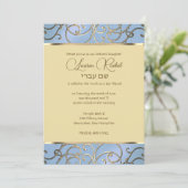 Bat Mitzvah Elegant Dusty Blue und Gold Filigree Einladung (Stehend Vorderseite)