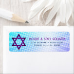 Bat Mitzvah Fun Retro Blue Lila Anschrift<br><div class="desc">Seien Sie stolz, freuen Sie sich und präsentieren Sie diesen Meilenstein Ihres Lieblings-Bat Mitzvah mit diesem boho Retro, personalisierte Rücksendeadresse-Label! Die trendige, fett lila und marineblaue Typografie mit moderner Sans-Serif-Typografie überlagert den Hintergrund von türkisfarbenen Pop und lila Ober-Farbradien mit weißen Punkten. Personalisieren Sie den benutzerdefinierten Text mit Ihrem Namen und...</div>