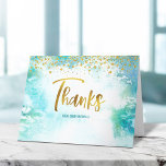 Bat Mitzvah Gold Script auf Türkis Wasserfarbe<br><div class="desc">Vergewissern Sie sich, dass Ihr Lieblings-Bat Mitzvah ihre Wertschätzung für alle, die ihre Meilenstein-Veranstaltung unterstützt! Versenden Sie dieses atemberaubende, moderne, funkelnd Imitat-Folie handgeschriebene Drehbuch und winzige Punkte über einem türkisblauen Aquarellhintergrund, personalisiert danke. Auf der Vorderseite, personalisieren Sie mit dem Namen Ihres Bat Mitzvah. Fügen Sie eine personalisierte Notiz an der...</div>