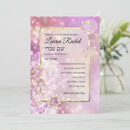 Bat Mitzvah Gold Star Pink Bokeh Lights Einladung (Stehend Vorderseite)