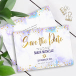 Bat Mitzvah Lila Watercolor Gold Script Girl Save The Date<br><div class="desc">Achten Sie darauf, dass alle Ihre Freunde und Verwandten den Meilenstein Ihrer Tochter Bat Mitzvah feiern können! Versenden Sie dieses atemberaubende, moderne, funkelnd Imitat-Folie und Glitzer-Punkte und Typografie-Skript vor einem weichen lila Aquarellhintergrund, personalisierte "Save the Date"-Ankündigungskarte. Ihre individuelle Nachricht und zusätzliche Goldpunkte auf einem weichen lila Aquarellhintergrund schmücken den Rücken....</div>