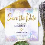 Bat Mitzvah Lila Watercolor Gold Script Square Save The Date<br><div class="desc">Achten Sie darauf, dass alle Ihre Freunde und Verwandten den Meilenstein Ihrer Tochter Bat Mitzvah feiern können! Versenden Sie dieses atemberaubende, moderne, funkelnd Imitat-Folie und Glitzer-Punkte und Typografie-Skript vor einem weichen lila Aquarellhintergrund, personalisierte "Save the Date"-Ankündigungskarte. Personalisieren Sie den benutzerdefinierten Text mit dem Namen und Datum Ihres Bat Mitzvah. Garantiert,...</div>