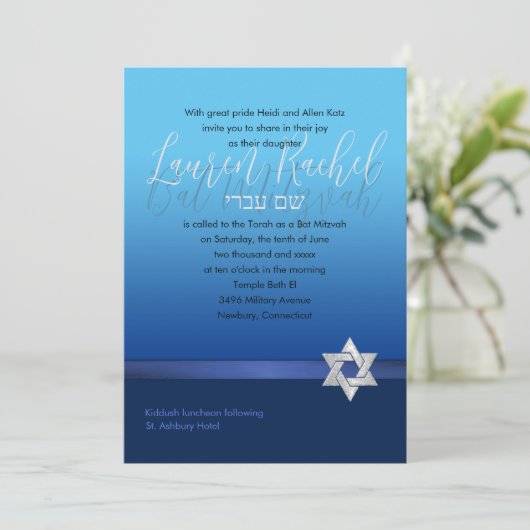 Bat Mitzvah Minimalistisch Shadow Ombre Blue Einladung (Stehend Vorderseite)