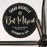 Bat Mitzvah Modern Black Gold Foil Glitzer Script Runder Aufkleber<br><div class="desc">Seien Sie stolz, freuen Sie sich und feiern Sie diesen Meilenstein Ihres Lieblings-Bat Mitzvah, wenn Sie diesen raffinierten, personalisierten Aufkleber verwenden! Funkelnd goldene Imitate, handgeschriebene Schrift, ein Star of David und winzige Konfetti Glitzer Punkte, mit fett, weiße Sans Serifentypografie, überlagern einen ausgeklügelten, dramatischen schwarzen Hintergrund. Personalisieren Sie den benutzerdefinierten Text...</div>