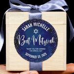 Bat Mitzvah Modern Navy Blue Silver Glitzer Script Runder Aufkleber<br><div class="desc">Seien Sie stolz, freuen Sie sich und feiern Sie diesen Meilenstein Ihres Lieblings-Bat Mitzvah, wenn Sie diesen raffinierten, personalisierten Aufkleber verwenden! Funkelnd silberne Imitate, handgeschriebene Schrift, ein Star of David und winzige Konfetti-Glitzer-Punkte, mit fett weißer Sans Serifentypografie, überlagern einen ausgeklügelten, dramatischen marineblauen Aquarell. Personalisieren Sie den benutzerdefinierten Text mit ihrem...</div>