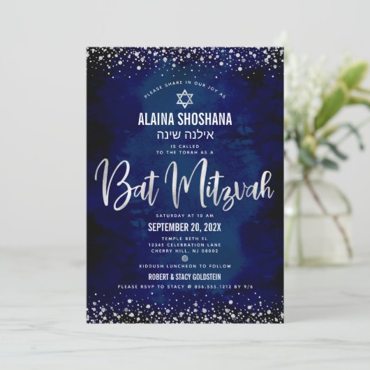 Bat Mitzvah Modern Navy Silver Foil Glitzer Script Einladung (Stehend Vorderseite)