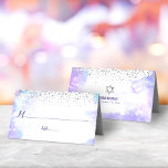 Bat Mitzvah Moderne Lila Wasserfarbe Silberpunkte<br><div class="desc">Kein Bat Mitzvah Party ist komplett ohne personalisierte Platzkarten. Lass deinem Lieblings-Bat Mitzvah Stolz, Freude und feiere ihren Meilenstein in ihrem perfekt koordinierten Party. Atemberaubende, moderne, funkelnd silberne Imitate verdecken winzige Punkte über einem hellen lila Aquarellhintergrund. Imitate silber gebürstete Folie schmückt das Innere. Personalisieren Sie den benutzerdefinierten Text auf der...</div>