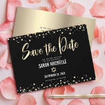 Bat Mitzvah Modernes Black Gold Glitzer Script küh Save The Date<br><div class="desc">Achten Sie darauf, dass alle Ihre Freunde und Verwandten den Meilenstein Ihrer Tochter Bat Mitzvah feiern können! Schicken Sie diese atemberaubende, moderne, "Save the Date" Anzeigenkarte. Graphische Imitate Goldfolie-Kalligraphie-Skript, Star of David, und Konfetti, überlagern einen reichen, dramatischen, schwarzen Hintergrund. Ihre benutzerdefinierte Nachricht überlagert ein Imitat mit goldenem Hintergrund auf der...</div>