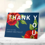 Bat Mitzvah Navy Blue Modern Red Floral Watercolor Dankeskarte<br><div class="desc">Vergewissern Sie sich, dass Ihr Lieblings-Bat Mitzvah ihre Wertschätzung für alle, die ihre Meilenstein-Veranstaltung unterstützt! Versenden Sie diese personalisierte Einladung! Eine schicke, atemberaubende, florale Wasserfarbe mit modernem san serif type überlagert einen marineblau hintergrund. Personalisieren Sie den benutzerdefinierten Text mit dem Namen Ihres Bat Mitzvah. Garantiert eine stilvolle Touch zu ihrer...</div>