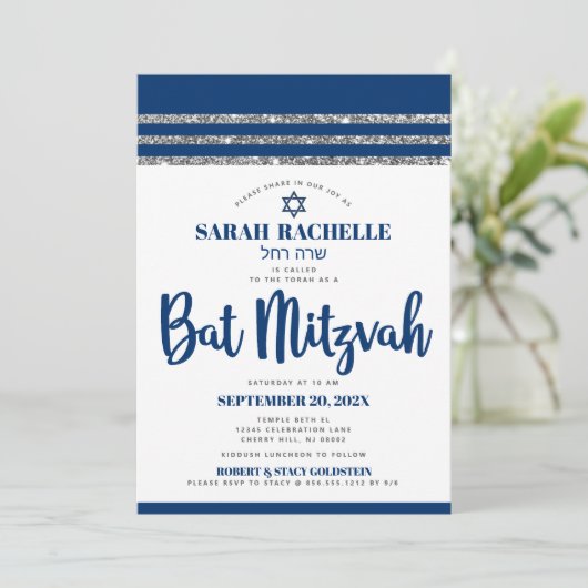 Bat Mitzvah Navy Blue Script Simple Modern Tallit Einladung (Stehend Vorderseite)