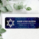 Bat Mitzvah Navy Silver Glitzer Moderne Adresse<br><div class="desc">Seien Sie stolz, freuen Sie sich und feiern Sie diesen Meilenstein Ihres Lieblings-Bat Mitzvah, wenn Sie dieses raffinierte, personalisierte Rücksendelabel! Kühne, weiße Sans Serif Typografie, ein Imitat silberner Star von David und winzig, Imitate silber Konfetti Glitzer Punkte überlagern ein raffiniertes, dramatische marineblau Aquarell. Personalisieren Sie den benutzerdefinierten Text mit ihrem...</div>