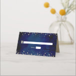 Bat Mitzvah Navy Watercolor Gold Glitzer Script Platzkarte<br><div class="desc">Kein Bat Mitzvah Party ist komplett ohne personalisierte Platzkarten. Lass deinem Lieblings-Bat Mitzvah Stolz, Freude und feiere ihren Meilenstein in ihrem perfekt koordinierten Party. Fett, sans Serif Typografie und funkelnd Imitate Gold Glitzer winzige Punkte überlagern einen reichen, dramatischen, marineblauen Aquarellhintergrund. Auf der Rückseite, weiße Sans Serif Typografie, zusammen mit Imitaten...</div>