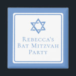 Bat Mitzvah Party Light Blue Star von David Magnet<br><div class="desc">Dieser hellblaue Bat Mitzvah Party Square Magnet hat einen schönen,  künstlerischen Star von David zeichnend oben. Vervollständigen Sie die Dekoration mit Ihrem personalisierten Namen auf der weißen Gaumenfreude.</div>