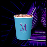 Bat Mitzvah Party Name Lila Monogram Sky Blue Pappbecher<br><div class="desc">WÄHLEN SIE IHRE FARBE UND kreieren Sie Ihre eigene personalisierte Papiertasse für ein Bat Mitzvah Party oder für jede andere Gelegenheit. Dieser Stil ist standardmäßig auf einen himmelblauen Hintergrund, ein lila Monogramm, einen weißen Namen und einen weißen Text eingestellt. Du bist der Designer! Klassische, elegante, moderne Bat Mitzvah Party Tassen....</div>