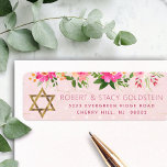 Bat Mitzvah Pink Floral Girly Gold Rücksendeadress<br><div class="desc">Seien Sie stolz, freuen Sie sich und feiern Sie diesen Meilenstein Ihres Lieblings-Bat Mitzvah, wenn Sie dieses raffinierte, personalisierte Rücksendelabel! Eine schicke, atemberaubend pfirsichrosa, florale Aquarellfarbe, Imitate goldene Folie Star of David und moderne staubige Rose Sans Serif Typ Overlay ein weiches rosa & konfetti Punkte Hintergrund. Personalisieren Sie den benutzerdefinierten...</div>