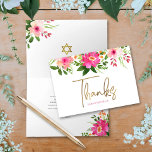 Bat Mitzvah Pink Floral Watercolor Gold Script Dankeskarte<br><div class="desc">Vergewissern Sie sich, dass Ihr Lieblings-Bat Mitzvah ihre Wertschätzung für alle, die ihre Meilenstein-Veranstaltung unterstützt! Verschicken Sie diese ausgeklügelte, personalisierte Dankeschön-Karte! Eine schicke, atemberaubende, pinkfarbene und pfirsichfarbene Aquarellfarbe mit Imitaten, Goldfolienskripttypografie und moderner staubiger Rose sans serif type overlay einen weißen Hintergrund. Zusätzliche Aquarellfarben-Blume und ein Goldstar von David, zusammen mit...</div>