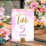 Bat Mitzvah Pink Watercolor Gold Script Glitzer Tischnummer<br><div class="desc">Kein Bat Mitzvah Party ist komplett ohne personalisierte Tischnummer Karten. Lass deinem Lieblings-Bat Mitzvah Stolz, Freude und feiere ihren Meilenstein in ihrem perfekt koordinierten Party. Atemberaubende, moderne, funkelnd Goldfolien handgeschriebene Schriften und winzige Punkte überlagern einen hellrosa Aquarellhintergrund. Personalisieren Sie den benutzerdefinierten Text mit der Tischnummer, ihrem Namen und dem Datum...</div>