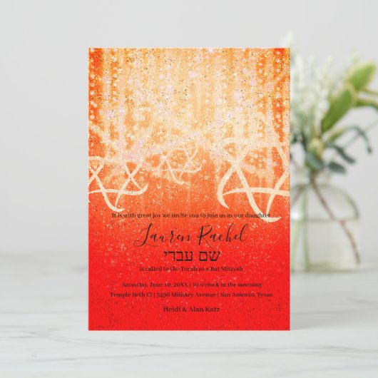 Bat Mitzvah Red Orange Gold Extra Funkelnd Einladung (Stehend Vorderseite)