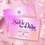 Bat Mitzvah Retro Pink Orange Ombre Gradient Boho Save The Date<br><div class="desc">Achten Sie darauf, dass alle Ihre Freunde und Verwandten den Meilenstein Ihrer Tochter Bat Mitzvah feiern können! Senden Sie diese lustige, boho Retro, personalisierte "Save the Date" Ankündigung Postkarte. Spaß, trendige, kühn dunkelrosa und lila Typografie mit moderner Sans Serif Typografie überlagern den Hintergrund von Pop-Lichtstrahlen in Orange- und Rosa-Ober-Farbradien mit...</div>