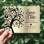 Bat Mitzvah Rett Date Black Tree of Life Gold Foil Einladungspostkarte<br><div class="desc">Achten Sie darauf, dass alle Ihre Freunde und Verwandten den Meilenstein Ihrer Tochter Bat Mitzvah feiern können! Senden Sie diese atemberaubende, raffinierte, personalisierte "Save the Date" Ankündigungskarte. Ein grafischer schwarzer Baum mit Star of David und Dot "Blätter" und schwarzer Kalligraphie-Skript, überlagert ein raffiniertes, Imitat Gold Glitzer Punkte und Folie ombre...</div>