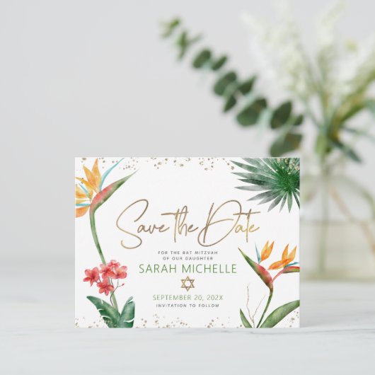 Bat Mitzvah Rett Date Tropical Floral Gold Script Einladungspostkarte (Stehend Vorderseite)