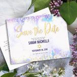 Bat Mitzvah Rett Datum Lila Wasserfarbe Real Gold Folie Einladungspostkarte<br><div class="desc">Achten Sie darauf, dass alle Ihre Freunde und Verwandten den Meilenstein Ihrer Tochter Bat Mitzvah feiern können! Versenden Sie dieses atemberaubende, moderne, funkelnd Imitat-Folie und Glitzer-Punkte und Typografie-Skript vor einem weichen lila Aquarellhintergrund, personalisierte "Save the Date"-Ankündigungskarte. Personalisieren Sie den benutzerdefinierten Text mit dem Namen und Datum Ihres Bat Mitzvah. Garantiert,...</div>