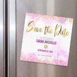 Bat Mitzvah Save the Date Gold auf rosa Wasserfarb Magneteinladung<br><div class="desc">Achten Sie darauf, dass alle Ihre Freunde und Verwandten den Meilenstein Ihrer Tochter Bat Mitzvah feiern können! Versenden Sie dieses atemberaubende, moderne, funkelnd Imitat-Folie und Glitzer-Punkte und Typografie-Skript vor einem weichen rosa Aquarellhintergrund, personalisierte "Save the Date" Magnetkarte. Personalisieren Sie den benutzerdefinierten Text mit dem Namen und Datum Ihres Bat Mitzvah....</div>