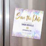 Bat Mitzvah Save the Date Gold Lila Wasserfarbe Magneteinladung<br><div class="desc">Achten Sie darauf, dass alle Ihre Freunde und Verwandten den Meilenstein Ihrer Tochter Bat Mitzvah feiern können! Versenden Sie dieses atemberaubende, moderne, funkelnd Goldfolien- und Glitzer-Imitat-Drehbuch und das Typografie-Drehbuch vor einem weichen lila Aquarellhintergrund, personalisierte "Save the Date" Magnetkarte. Personalisieren Sie den benutzerdefinierten Text mit dem Namen und Datum Ihres Bat...</div>