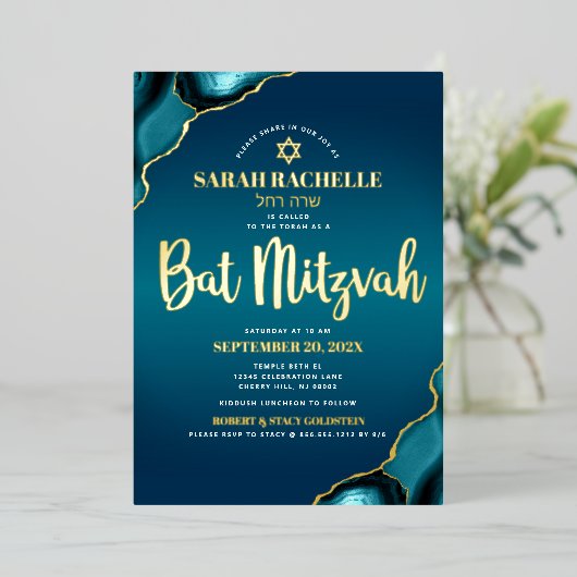 Bat Mitzvah Script Türkise Ombre Agate Real Gold Folieneinladung (Stehend vorne)