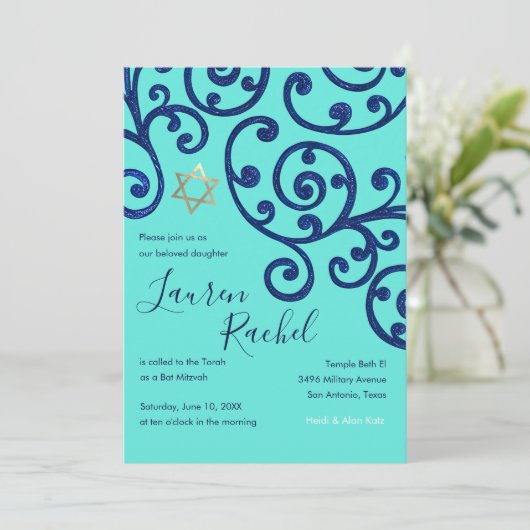 Bat Mitzvah Scroll Muster Blaue Einladung (Stehend Vorderseite)