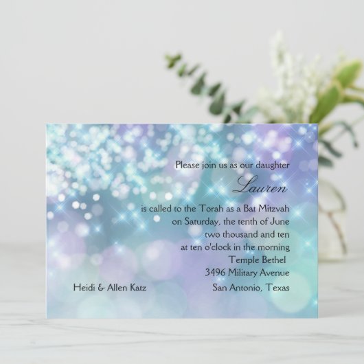 Bat Mitzvah Sparkle Lichter Blau und Lila Einladung (Stehend Vorderseite)