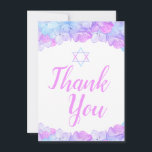 Bat Mitzvah Star von David Floral Pink Hydrangea Dankeskarte<br><div class="desc">Zeigen Sie Ihre Wertschätzung für Ihre Familie und Freunde für die Teilnahme an Ihrem Bat Mitzvah mit dieser eleganten Dankeschön Flachkarte. Dieses Design ist mit einer Grenze von delikaten Hydrangea-Blüten in Rosa-, Aqua-Blau- und Lavendeltönen gestaltet. Es gibt einen Stern von David, der die Karte und die Worte "Danke" in einer...</div>