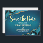 Bat Mitzvah Turquoise Agate Ombre Gold Script Chic Save The Date<br><div class="desc">Achten Sie darauf, dass alle Ihre Freunde und Verwandten den Meilenstein Ihrer Tochter Bat Mitzvah feiern können! Versenden Sie diese coole, einzigartige, moderne, personalisierte "Save the Date" Anzeigenkarte. Imitate goldene Schriftzeichen, weiße Sans Serifentypografie und ein weißer David-Stern überlagern einen tieftürkisfarbenen, aquamarinen, blauen Hintergrund mit türkisblauem Age, der mit Imitaten goldenen...</div>