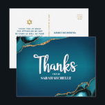 Bat Mitzvah Turquoise Ombre Agate Script Vielen Da Postkarte<br><div class="desc">Vergewissern Sie sich, dass Ihr Lieblings-Bat Mitzvah zeigt seine Wertschätzung für alle, die ihre Meilenstein-Veranstaltung unterstützt! Versenden Sie diese coole, einzigartige, moderne, personalisierte Dankeschön Postcard. Weiße handgeschriebene Schrift und fette Sans Serifentypografie überlagern einen tiefblaublauen Hintergrund mit türkisblauem Age, der mit den goldenen Venen der Imitate besticht. Ein Imitat goldener Star...</div>