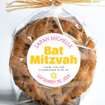 Bat Mitzvah Yellow Bold Hot Pink Typografie Cool Runder Aufkleber<br><div class="desc">Seien Sie stolz, freuen Sie sich und präsentieren Sie diesen Meilenstein Ihres Lieblings-Bat Mitzvah! Benutzen Sie diesen fetten, personalisierten Aufkleber, um ihren besonderen Tag hinzuzufügen. Spaß, groovy, kühn heiß rosa, gelb und dunkelgrau modern sans serif typografie und Star of David überlagern einen sauberen weißen Hintergrund. Personalisieren Sie den benutzerdefinierten Text...</div>