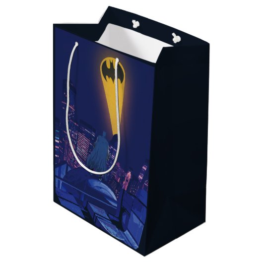 Bat Signal Over Gotham Mittlere Geschenktüte (Rückseite Schrägansicht)