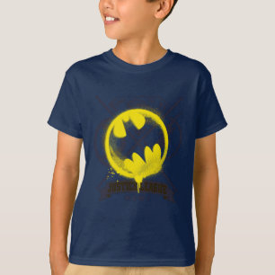 Bat-Symbol über Gerechtigkeitsliga markiert T-Shirt