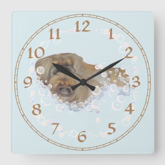Bath Time Pekingese Duo Quadratische Wanduhr (Vorderseite)