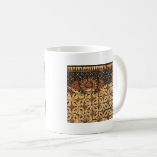 Batik Earthy Coffee Bean Elegant Rustikal geplagt Kaffeetasse (VorderseiteRechts)