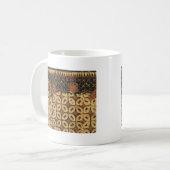 Batik Earthy Coffee Bean Elegant Rustikal geplagt Kaffeetasse (Vorderseite Links)