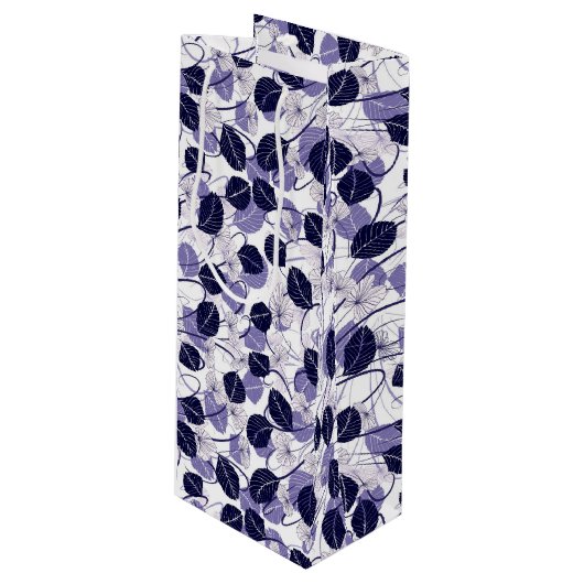 Batik Lila Blätter und Weinbilder Geschenktüte Für Weinflaschen (Vorderseite Schrägansicht)