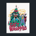 Batman | Batman & Robin Geschenk an XMas Tree umma Feiertagspostkarte<br><div class="desc">Unsere Helden Batman und Robin sind an einen Weihnachtsbaum des Jokers und Harley Quinn gebunden,  umgeben von Dynamit,  das explosionsbereit ist!</div>