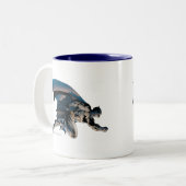 Batman Leaping Side View Zweifarbige Tasse (Vorderseite Links)