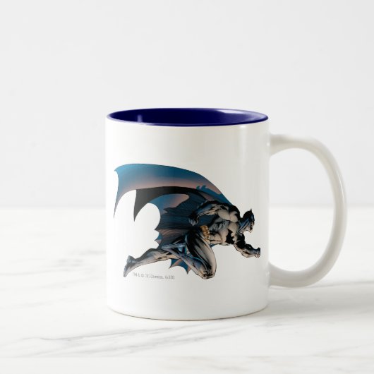 Batman Leaping Side View Zweifarbige Tasse (Rechts)
