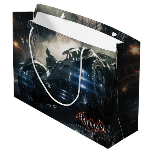 Batman mit Batmobile im Regen Große Geschenktüte (Rückseite Schrägansicht)