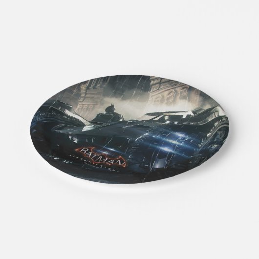 Batman mit Batmobile im Regen Pappteller (Schrägansicht)