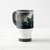 Batman mit Batmobile im Regen Reisebecher (Vorderseite Links)