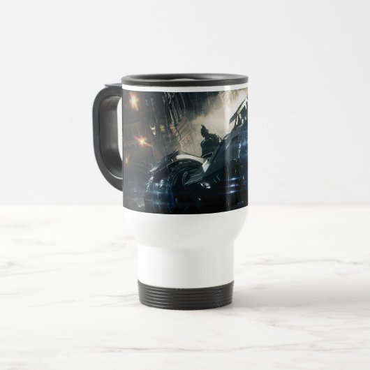 Batman mit Batmobile im Regen Reisebecher (Vorderseite Links)