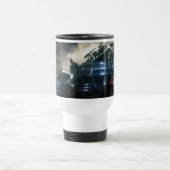 Batman mit Batmobile im Regen Reisebecher (Mittel)