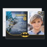 Batman Super Hero Birthday - Foto Einladung<br><div class="desc">Mit diesem personalisierbaren Batman Super Hero Birthday Foto Einladung laden Sie zu einem Superhelden-Fest ein! Dieses dynamische Design, das Batman in Aktion mit kühnen Grafiken und Platz für das Foto Ihres Kindes einsetzt, eignet sich hervorragend für ein unvergessliches Party. Personalisieren Sie es mit Ihren Veranstaltungsdetails, um es einzigartig zu machen....</div>